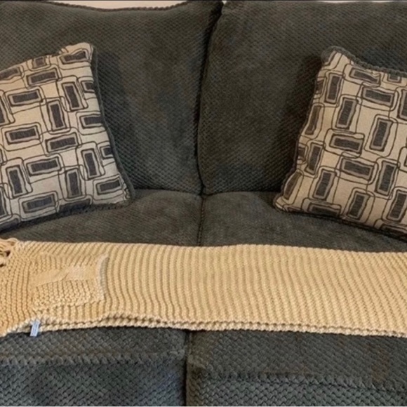 Chunky Oversized Two Pocket Tassel Scarf. - Picture 7 of 7